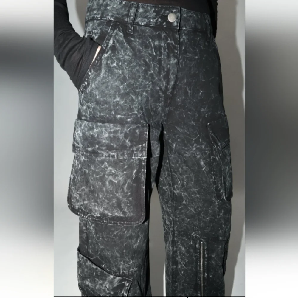Zara Relaxed Mid Rise Cargo Utility jeans